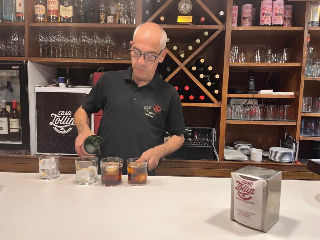 camarero sirviendo vermut en Córdoba